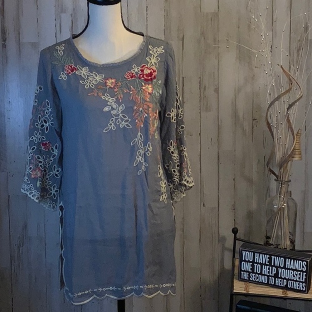 Johnny Was floral embroidered tunic. Size XS